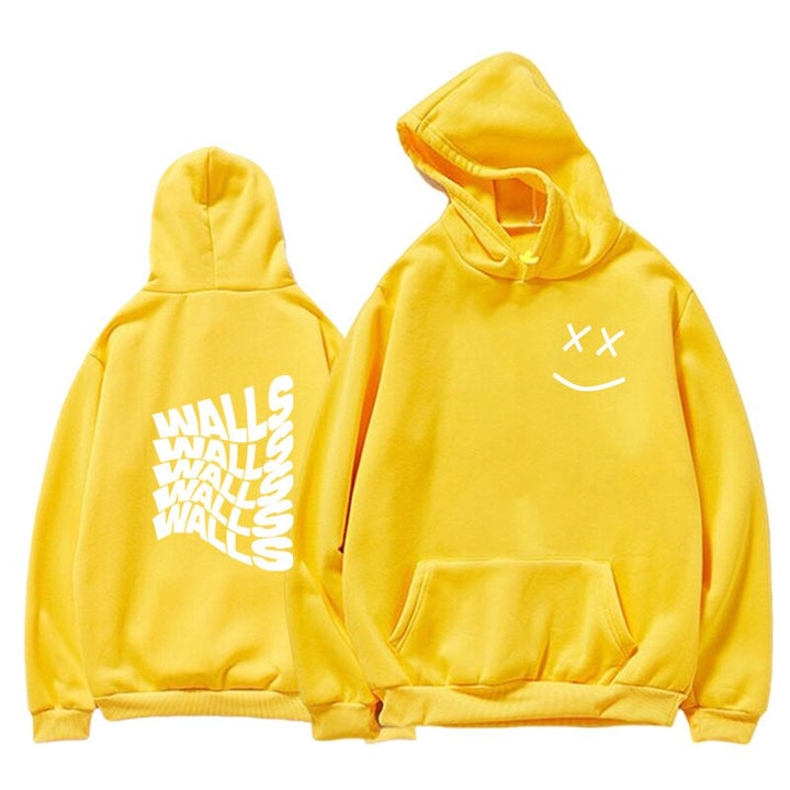 Męska bluza z kapturem, prezentująca modny nadruk na plecach. Wygodna, streetwearowa, z kieszenią kangurką.