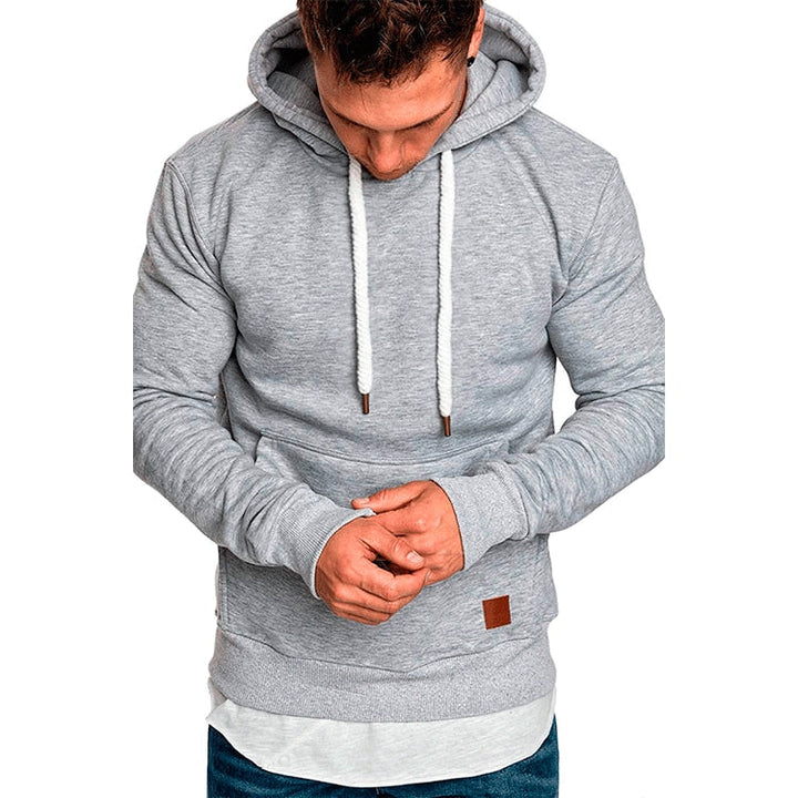 Tył sportowej bluzy męskiej z kapturem, zapewniającej swobodę ruchów. Odzież męska casual.