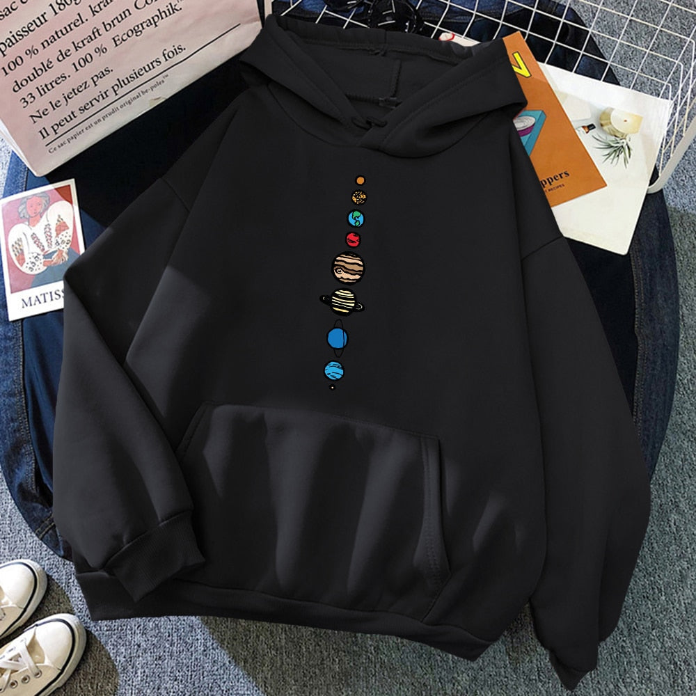 Bluza męska streetwear z kosmicznym nadrukiem planety. Wygodna i stylowa, podkreśla indywidualny casualowy styl.