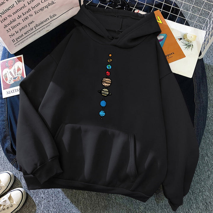 Bluza męska streetwear z kosmicznym nadrukiem planety. Wygodna i stylowa, podkreśla indywidualny casualowy styl.