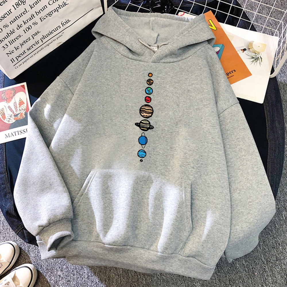 Stylowa męska bluza z kapturem, nadruk planety. Must-have dla miłośników mody streetwear i kosmicznych motywów.