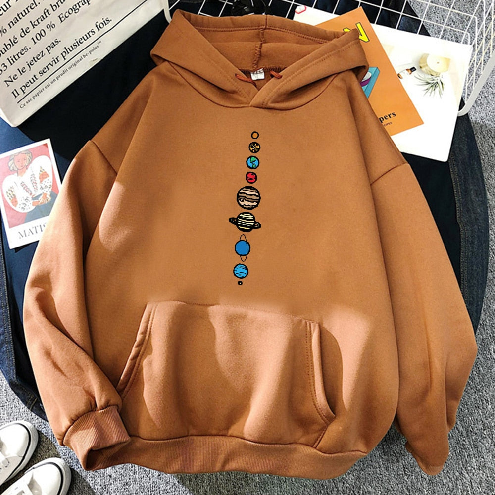 Męska bluza z wygodnym kapturem, unikalny nadruk planety. Idealna do luźnych outfitów streetwear, styl i wygoda.