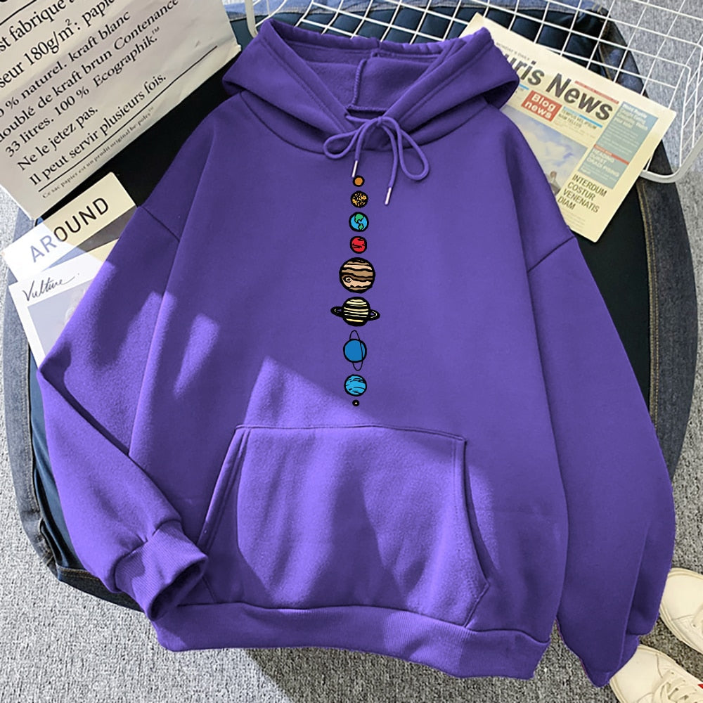 Męska bluza z kosmicznym nadrukiem planety. Idealna do noszenia na co dzień, zapewnia komfort i modny wygląd streetwear.