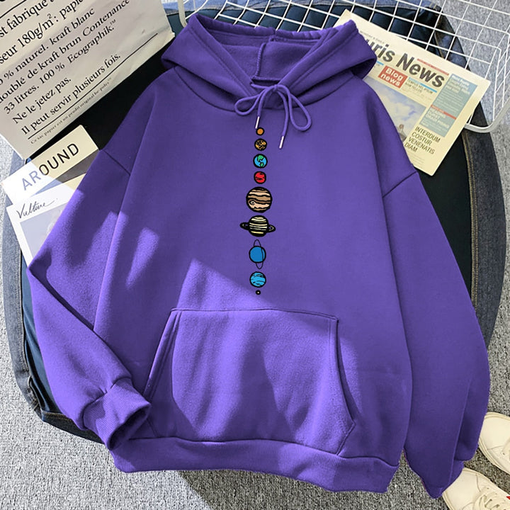 Męska bluza z kosmicznym nadrukiem planety. Idealna do noszenia na co dzień, zapewnia komfort i modny wygląd streetwear.