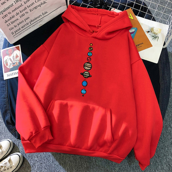 Ciemna męska bluza z kapturem, duży, kolorowy nadruk planety na przodzie. Luźny krój, styl streetwear, komfort.