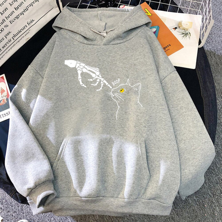 Komfortowa męska bluza z kapturem i modnym kotkiem. Idealna do streetwearu, wygodna i luźna.