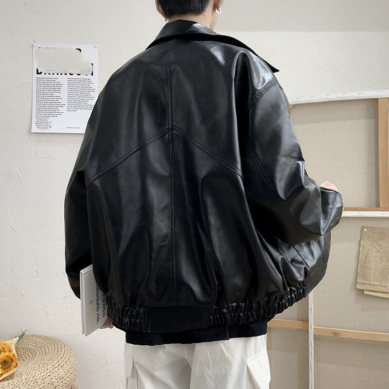 Męska kurtka oversize z eko-skóry w kolorze czarnym, idealna dla miłośników mody i komfortowego stylu casual.