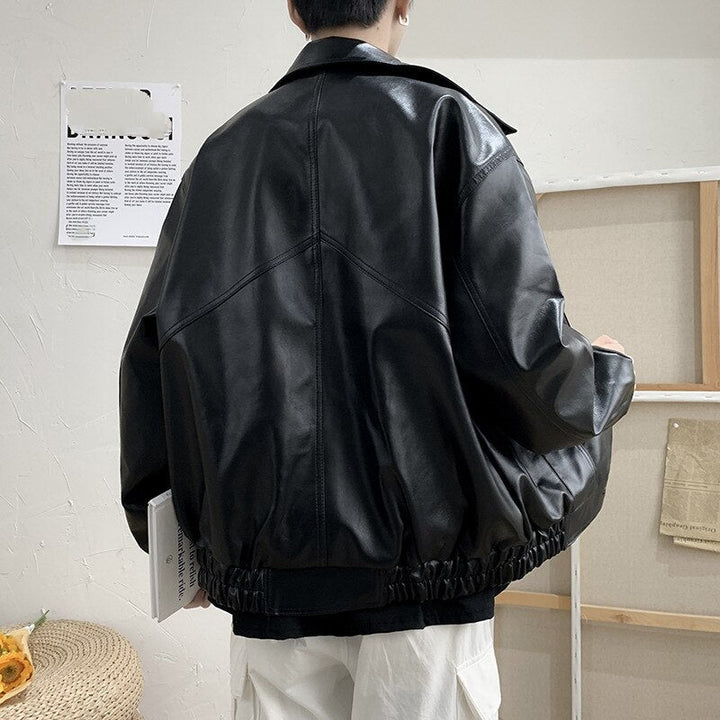 Męska kurtka oversize z eko-skóry w kolorze czarnym, idealna dla miłośników mody i komfortowego stylu casual.