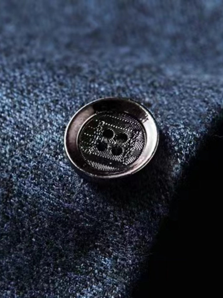 Męska marynarka z klapami i kieszeniami. Klasyczny blazer do biura. Odzież męska, styl biznesowy.