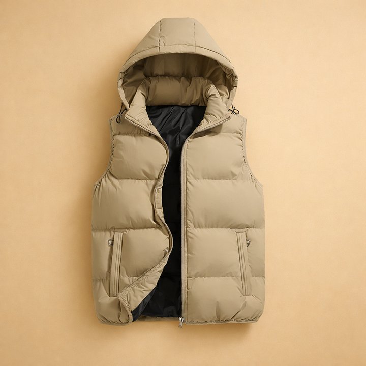 Mężczyzna spacerujący w pikowanej kamizelce z kapturem. Moda męska, styl casual na jesień.