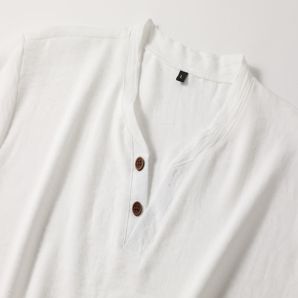 Lekki męski t-shirt V-neck, idealny na lato. Casualowy styl, uniwersalna odzież męska.
