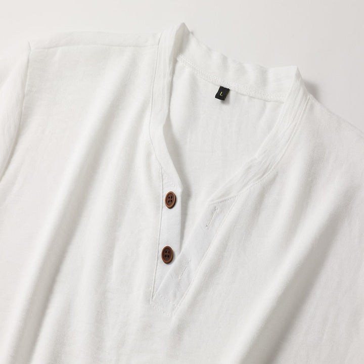 Lekki męski t-shirt V-neck, idealny na lato. Casualowy styl, uniwersalna odzież męska.