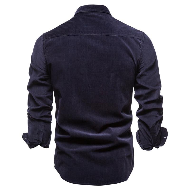 Męska koszula z długim rękawem i kieszeniami, idealna do biura lub na spotkania. Wygodny fason smart casual.