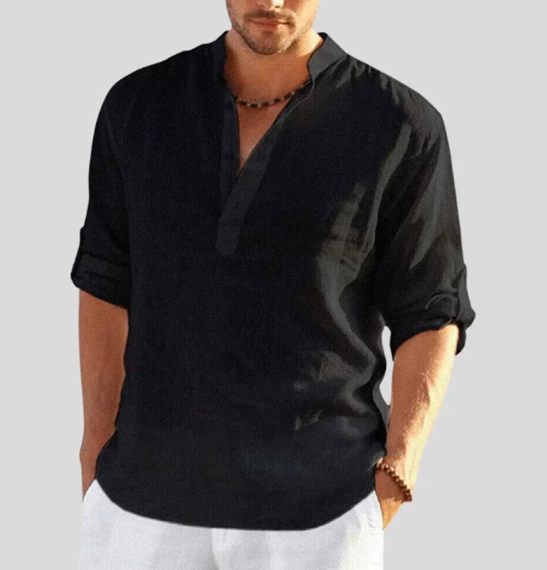 Tył męskiej koszuli casual z kołnierzykiem, luźny krój zapewnia swobodę. Codzienna, elegancka i wygodna.