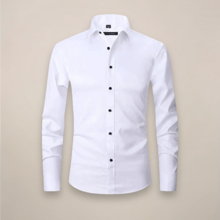 Mężczyzna w białej koszuli męskiej Michał slim fit, idealnej do biura.