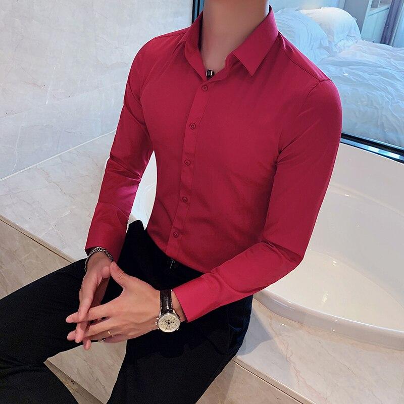 Mężczyzna w granatowej koszuli slim fit, podkreślającej sylwetkę, elegancki styl.