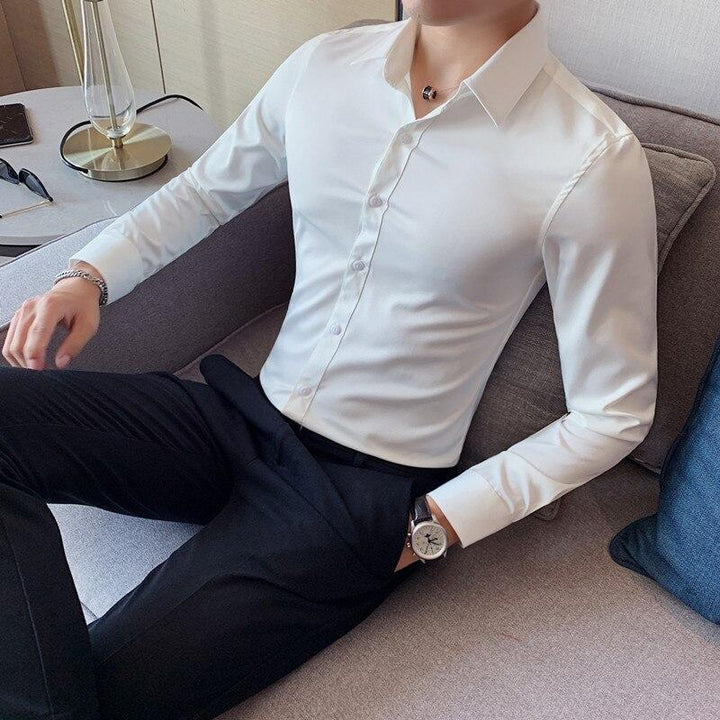 Detal: kołnierzyk i mankiety eleganckiej, dopasowanej koszuli męskiej slim fit.