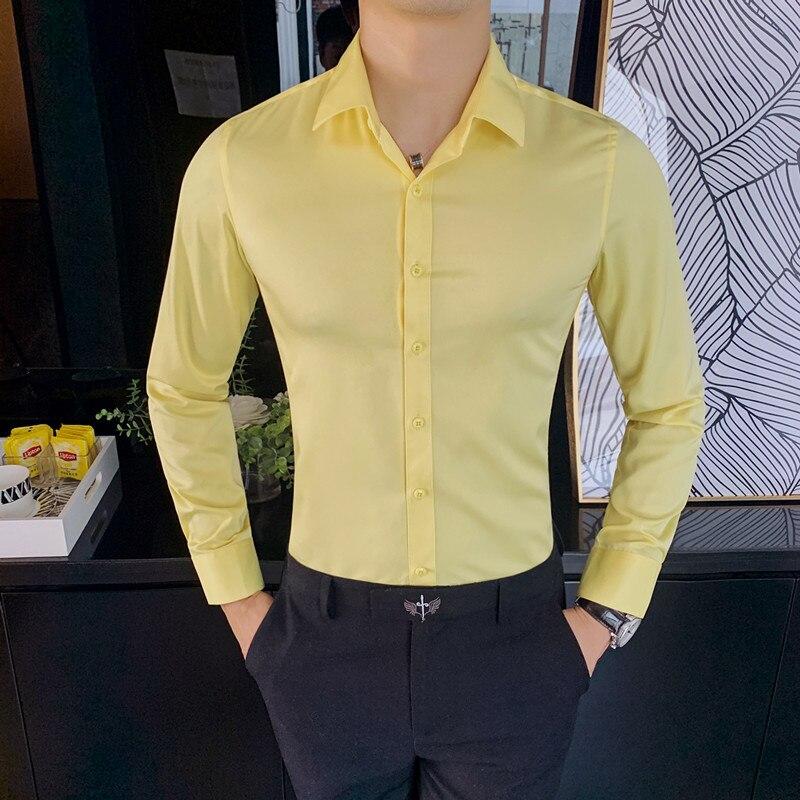 Uniwersalna męska koszula slim fit z długim rękawem, pasująca do stylizacji casual i biznesowych.
