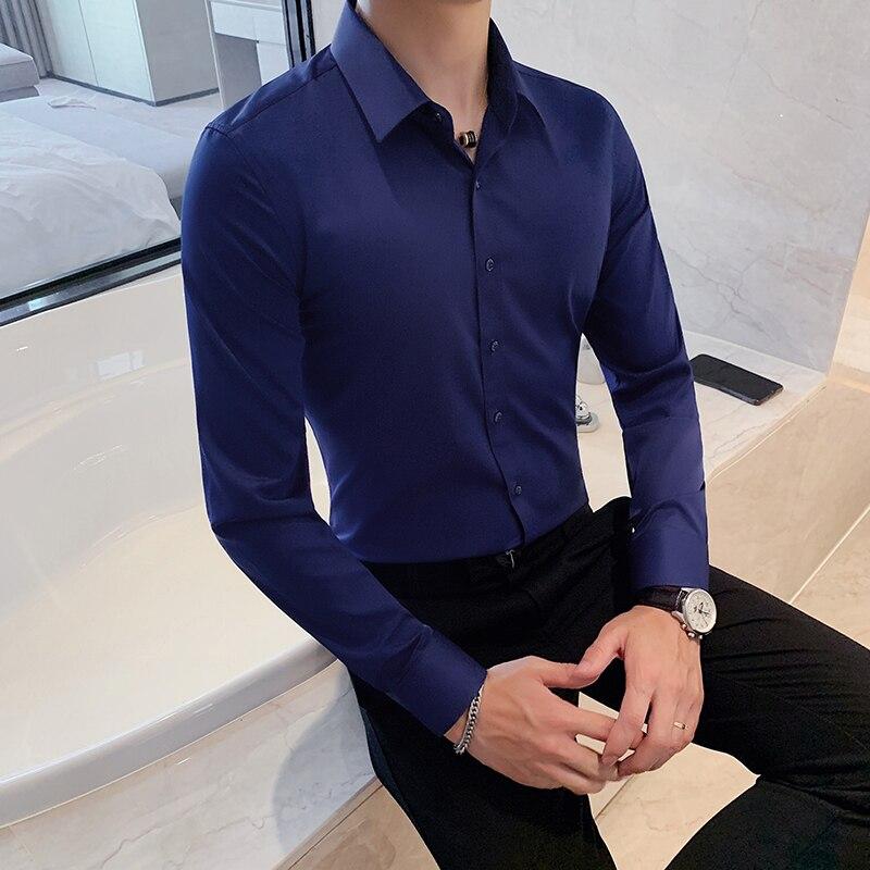 Czarna koszula męska slim fit, wygodna i elegancka, z długim rękawem, na różne okazje.
