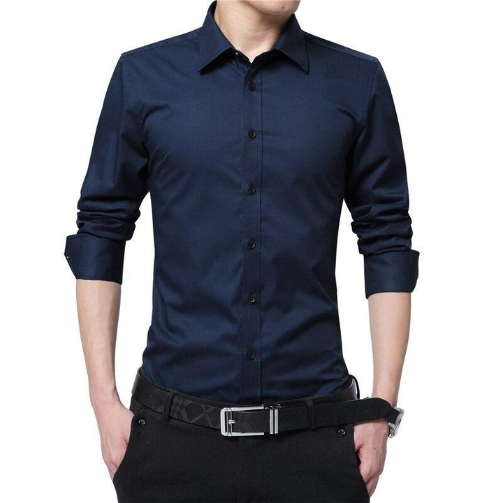 Modna męska koszula slim fit z długim rękawem. Elegancka, na guziki, w jednolitym kolorze. Idealna do biznesu.