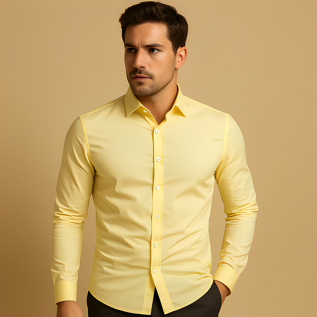 Stylowa męska koszula slim fit, podkreślająca sylwetkę, z eleganckim kołnierzykiem. Modna odzież męska.
