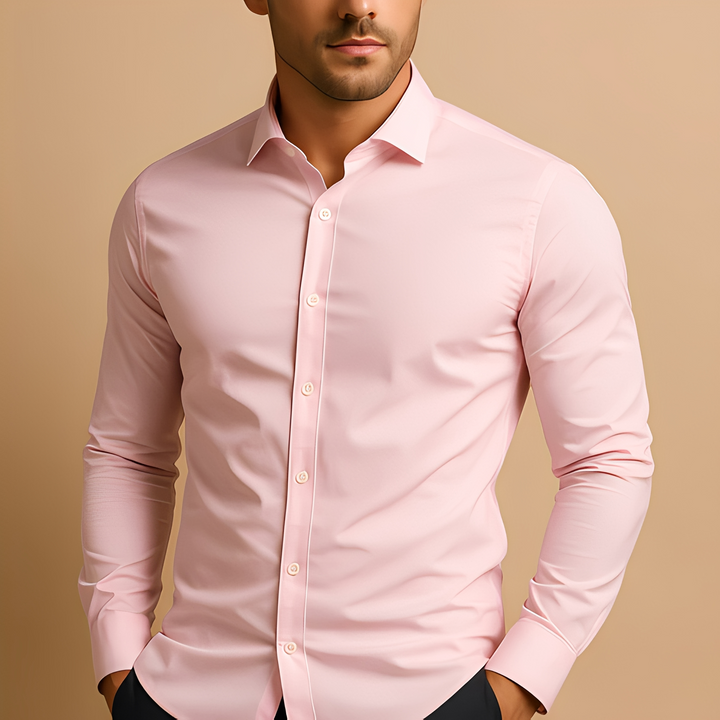 Nowoczesna męska koszula slim fit z kołnierzykiem, symbol stylowej elegancji w męskiej garderobie.