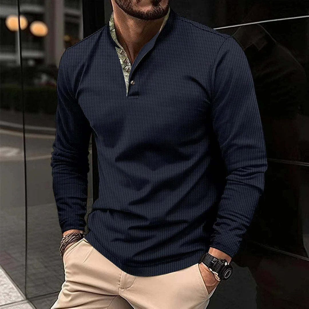 Detal: męska koszulka Henley z elegancką stójką i guzikami. Długi rękaw, styl casualowo-elegancki.