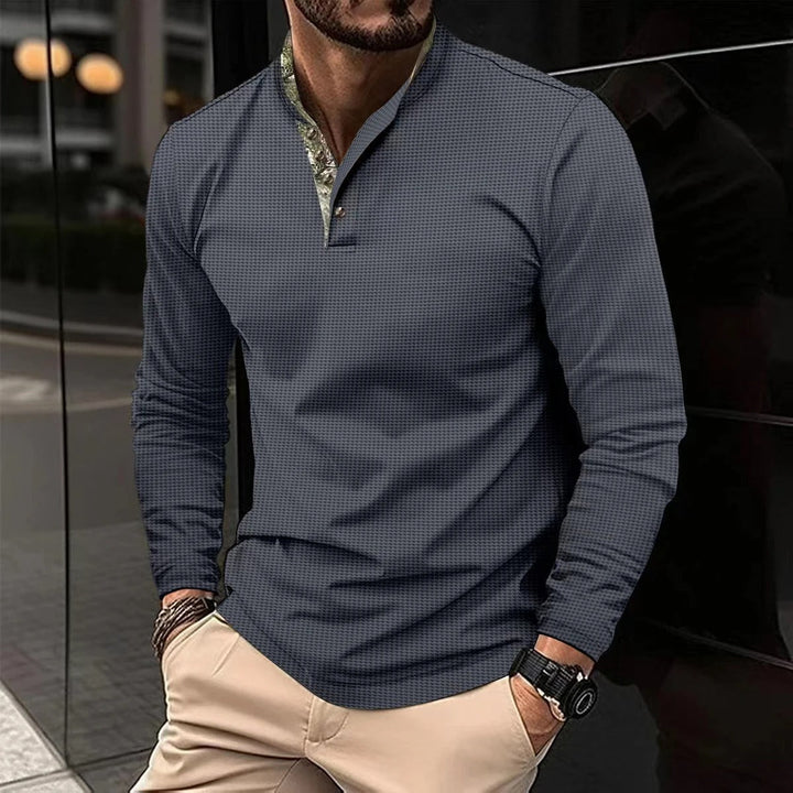 Męska koszulka Henley z długim rękawem w klasycznym kroju. Komfort i elegancja w uniwersalnym wydaniu.