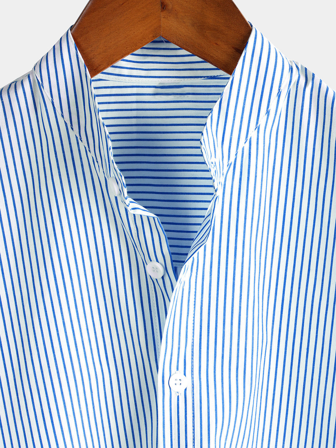 Elegancki casual męski top Henley. Krótki rękaw, pionowy wzór. Modna odzież męska na styl codzienny.