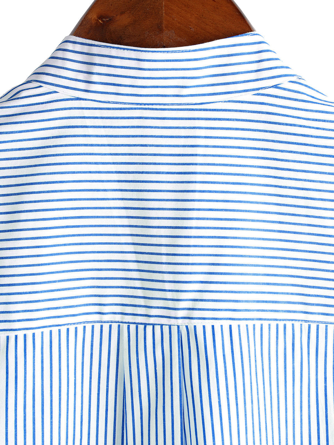 Męska koszulka z krótkim rękawem Henley, ozdobiona pionowym wzorem. Stylowe ubranie męskie do codziennych stylizacji.