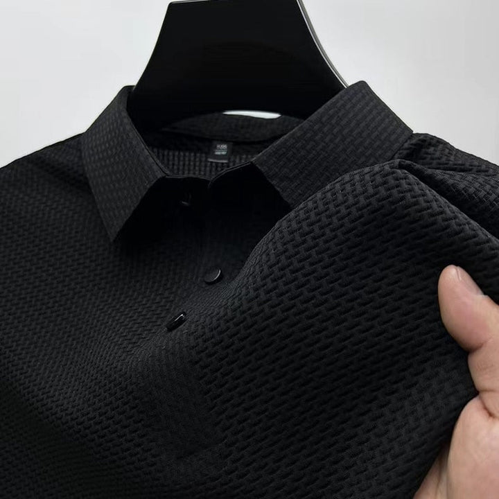 Detale kołnierzyka i guzików eleganckiej męskiej koszulki polo, idealnej do stylizacji casual i smart-casual.