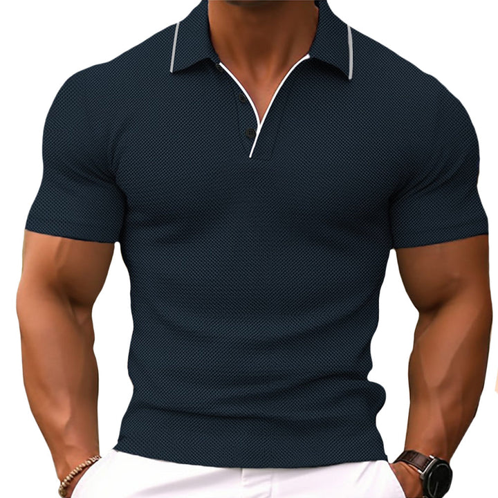 Wszechstronna męska koszulka polo slim fit, łatwa do stylizacji. Idealna na cieplejsze dni, zapewnia oddychający komfort.