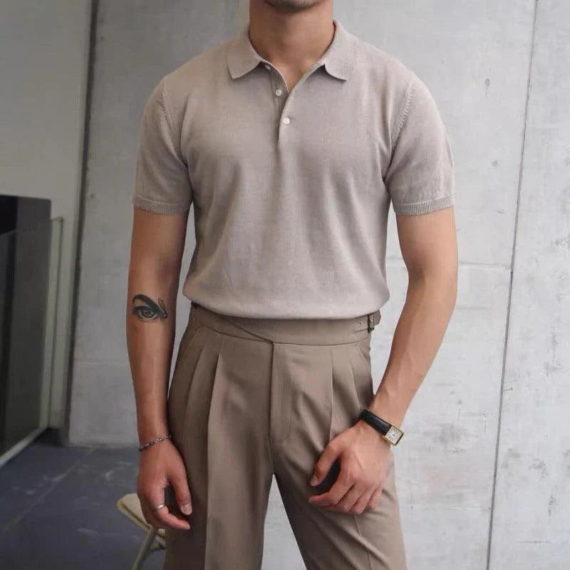 Komfortowa męska koszulka polo slim fit z krótkim rękawem, elegancka, do codziennej odzieży i męskiej mody.