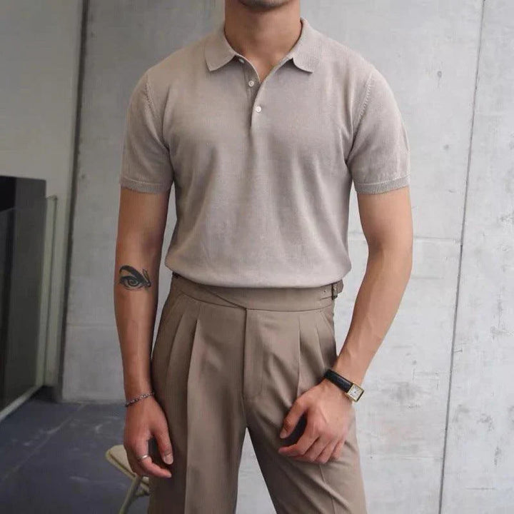 Komfortowa męska koszulka polo slim fit z krótkim rękawem, elegancka, do codziennej odzieży i męskiej mody.