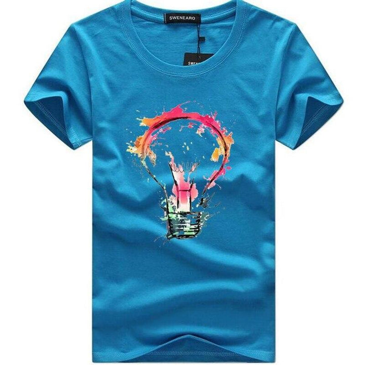 Mężczyzna prezentujący męską koszulkę t-shirt z kolorowym nadrukiem żarówki. Casual, wygoda na lato.