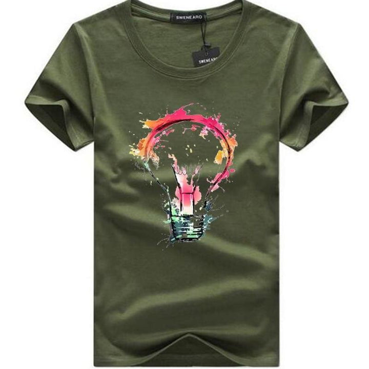 Detal: kolorowy nadruk żarówki na modnym męskim t-shircie. Unikalny styl, idealny do casualowych outfitów.