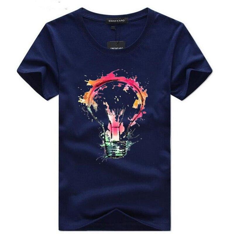 Żywe kolory na męskiej koszulce t-shirt z oryginalnym nadrukiem żarówki. Modna wygoda w stylu casual.