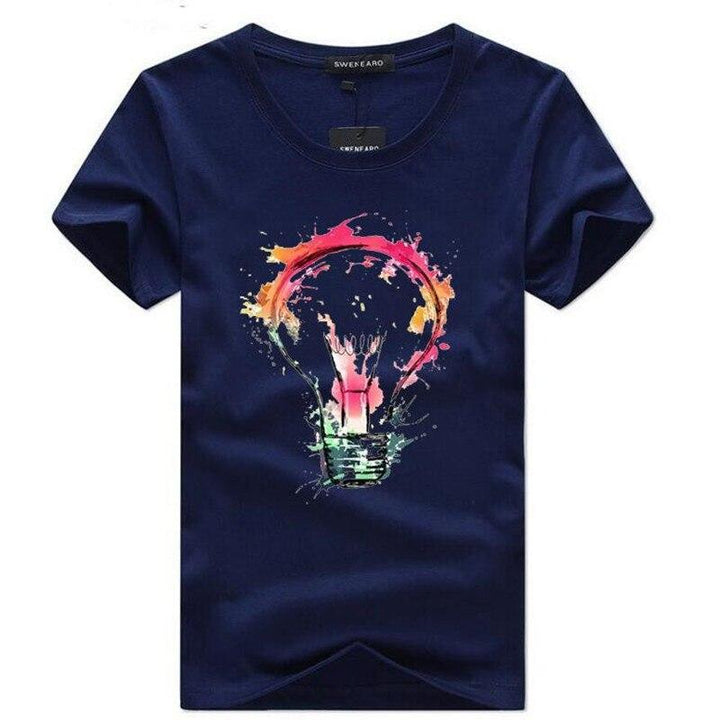 Żywe kolory na męskiej koszulce t-shirt z oryginalnym nadrukiem żarówki. Modna wygoda w stylu casual.