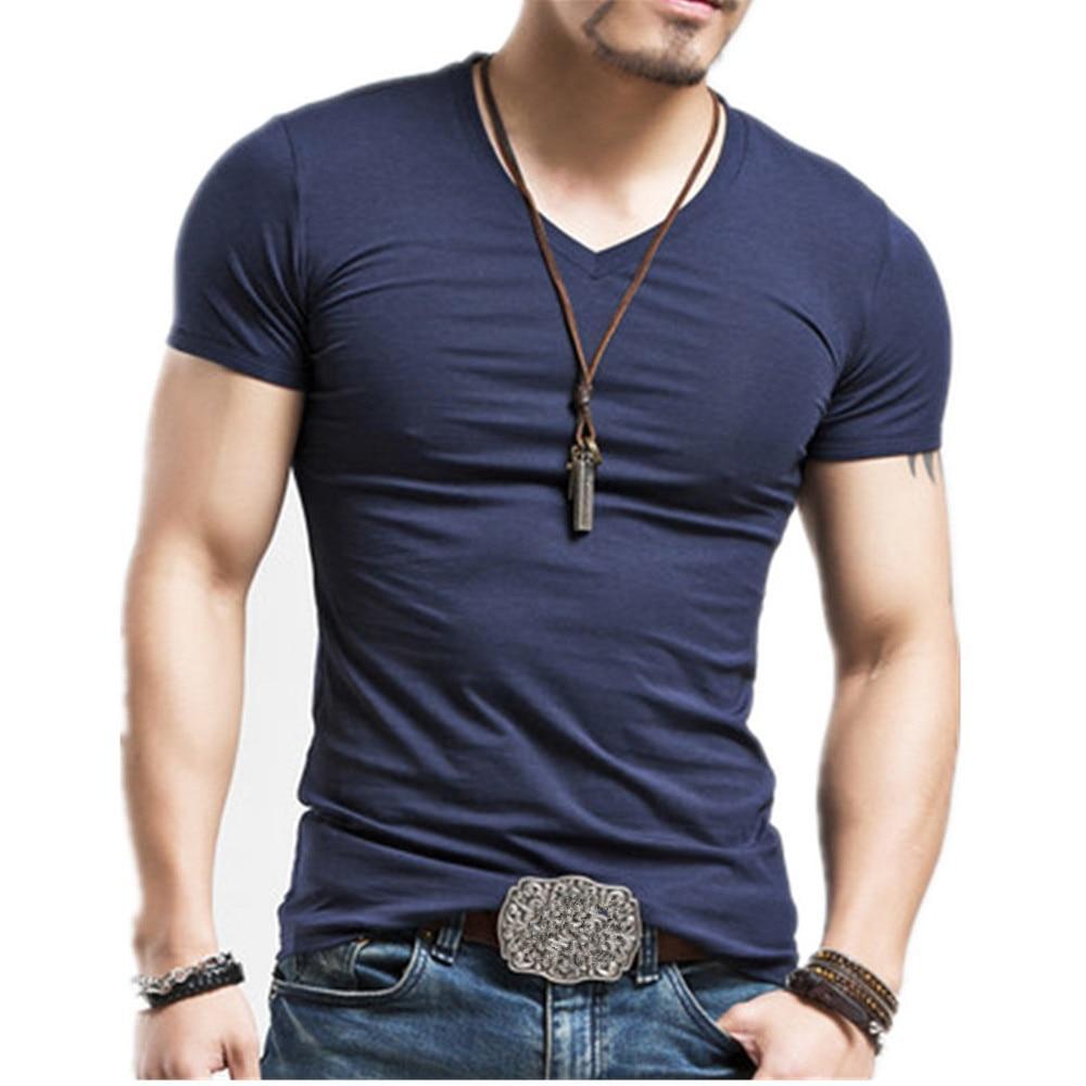 Jednokolorowy t-shirt męski w serek. Podkreśla sylwetkę, krótki rękaw. Moda męska casual, uniwersalna.