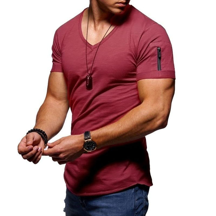 Koszulka męska w serek, krótki rękaw, suwak na rękawie. Elegancka, casualowa odzież męska na co dzień.