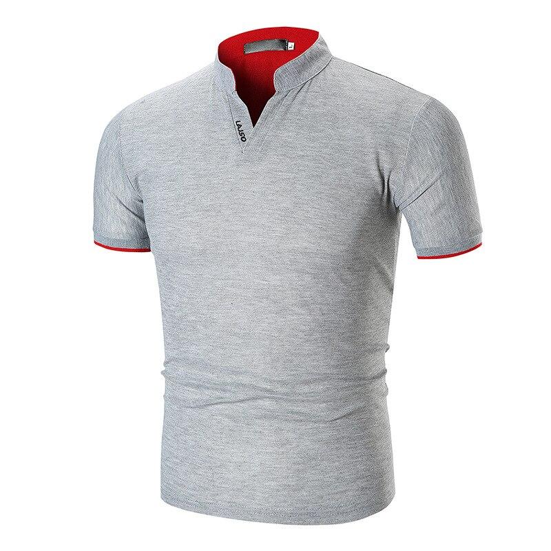Elegancka męska koszulka polo w serek ze stójką. Casualowa, dopasowana moda męska z krótkim rękawem.