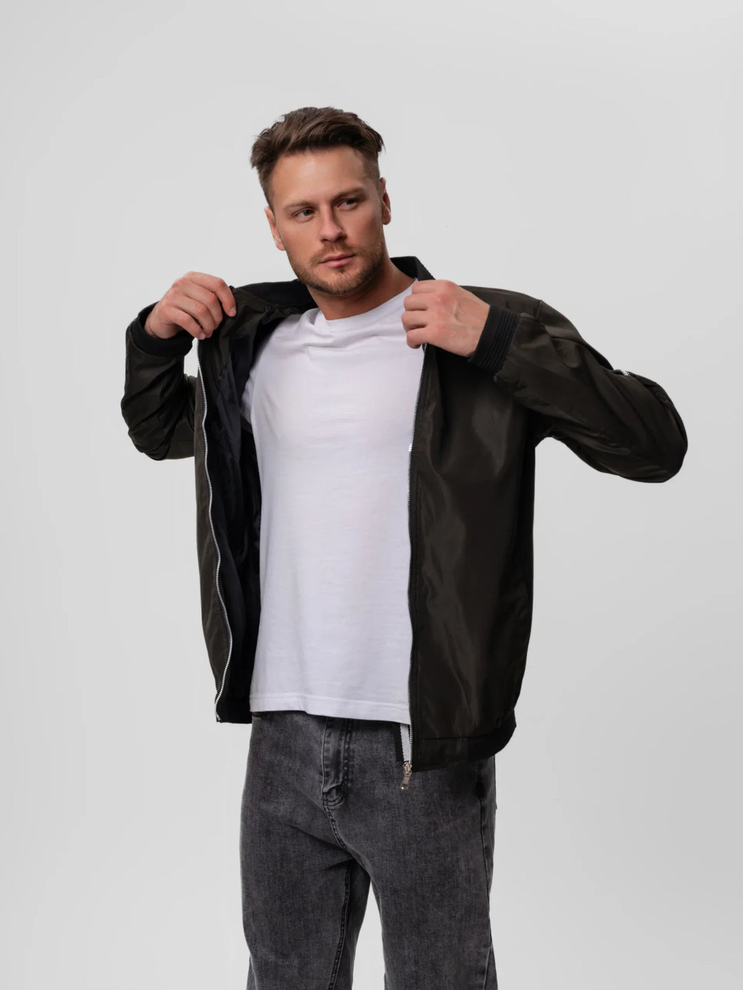Tył męskiej kurtki bomberki. Klasyczny krój, odzież męska dopełniająca miejski casual look.