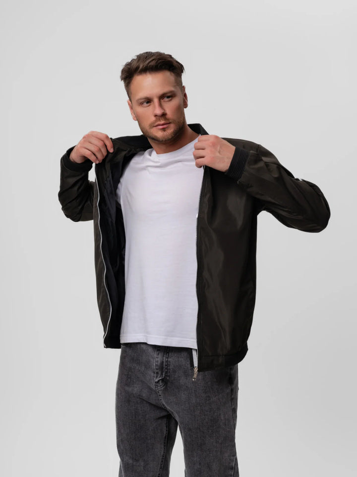Tył męskiej kurtki bomberki. Klasyczny krój, odzież męska dopełniająca miejski casual look.