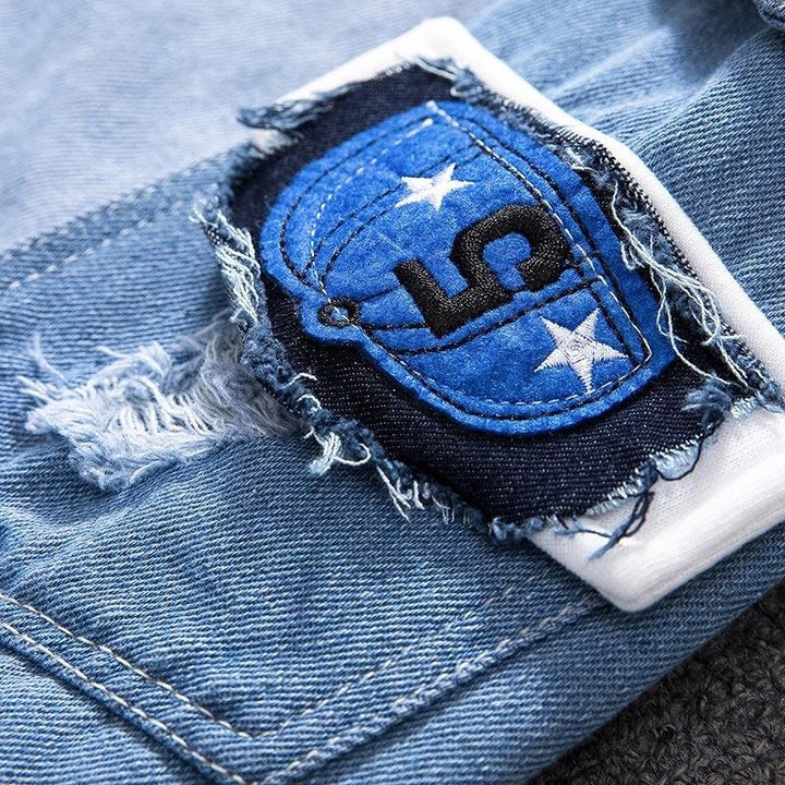 Męska kurtka jeansowa zintegrowana z bluzą, granatowy jeans i szary kaptur, komfortowa moda męska.