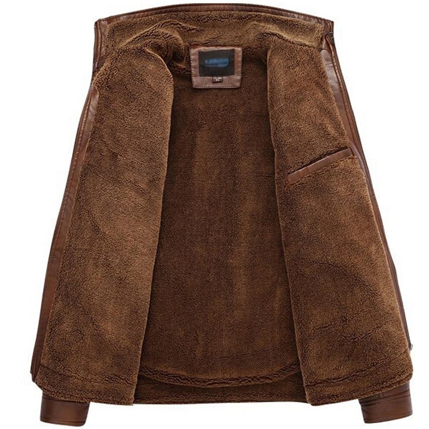 Męska kurtka skórzana, ocieplana na zimę, łączy styl casualowy z elegancją. Niezbędna w zimowej modzie.
