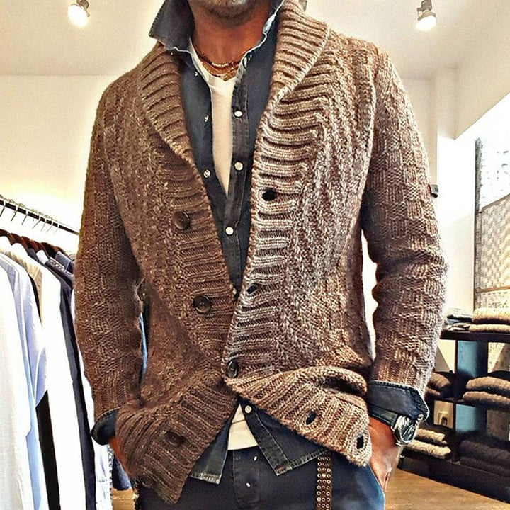 Brązowa męska kurtka smart casual, wygodny kardigan z kołnierzem, idealny na chłodniejsze dni. Elegancka moda.
