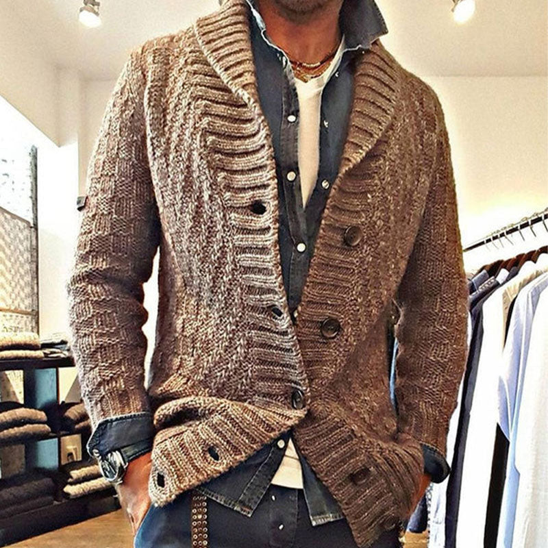 Mężczyzna w brązowej kurtce smart casual, stylowy kardigan z kołnierzem. Idealna na co dzień i eleganckie okazje.