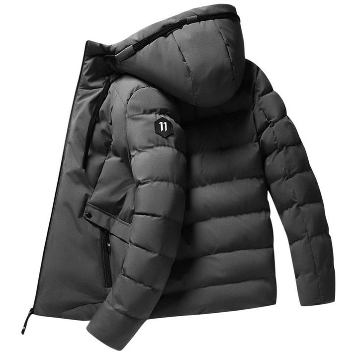 Ciepła męska kurtka zimowa pikowana z kapturem i stylową naszywką, khaki. Idealna na outdoor i mroźne dni.