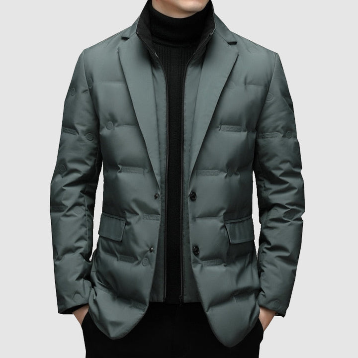 Elegancka męska pikowana kurtka przejściowa do stylizacji miejskich. Komfortowa, na co dzień, moda męska.