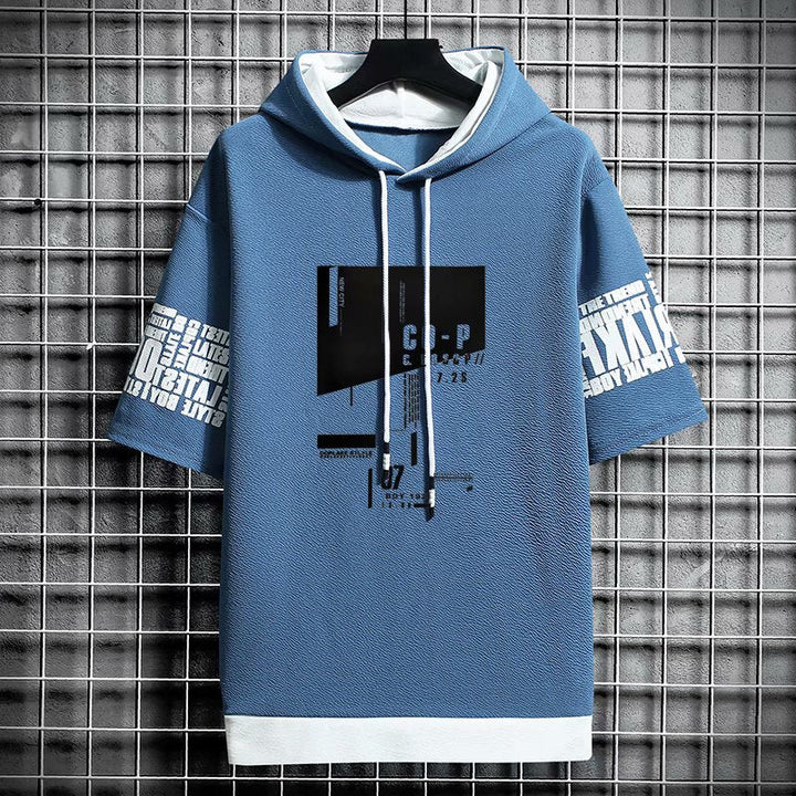 Komfortowa męska bluza z krótkim rękawem i kapturem. Casualowy styl na lato z modnym nadrukiem graffiti.